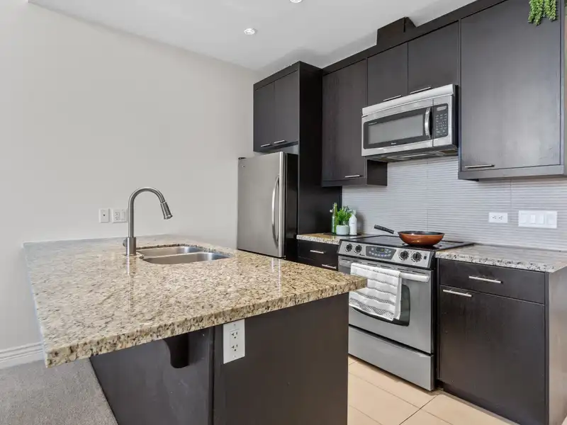 403 2970 KING GEORGE BOULEVARD - photo 2 of 23