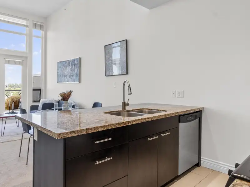 403 2970 KING GEORGE BOULEVARD - photo 4 of 23