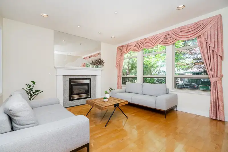 732 W 26TH AVENUE - photo 4 of 39