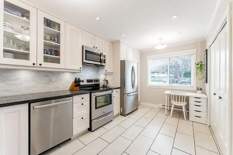 41 4800 TRIMARAN DRIVE - photo 3 of 31