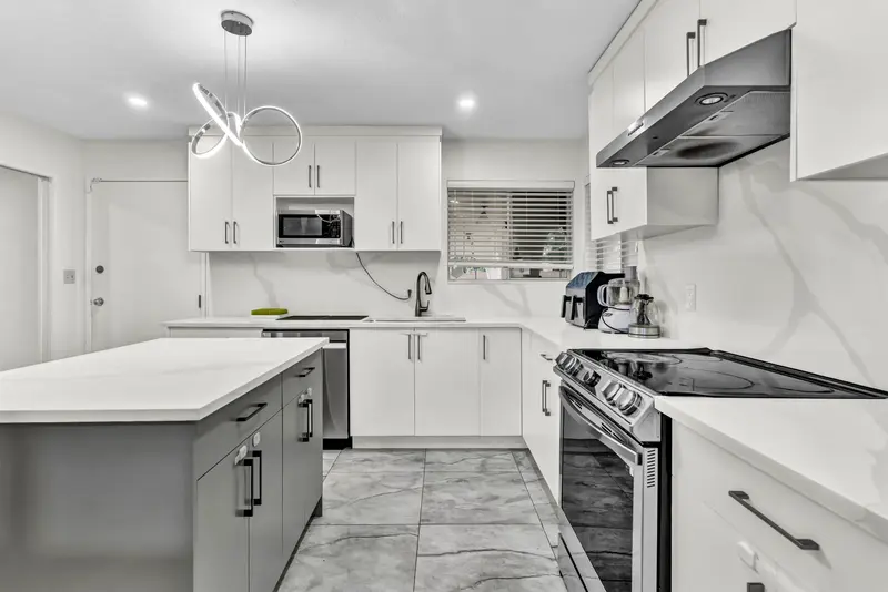 20225 40 AVENUE - photo 1 of 25