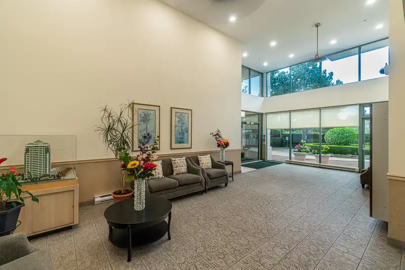 1105 6622 SOUTHOAKS CRESCENT - photo 3 of 18