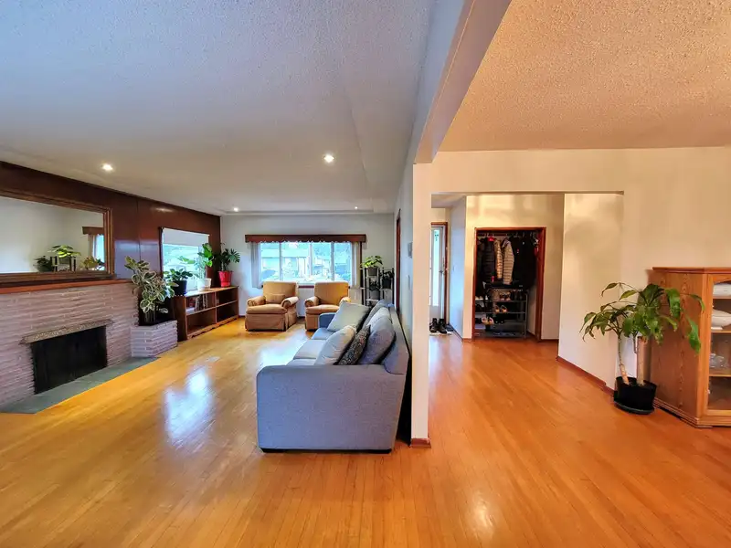11037 131 STREET - photo 3 of 18