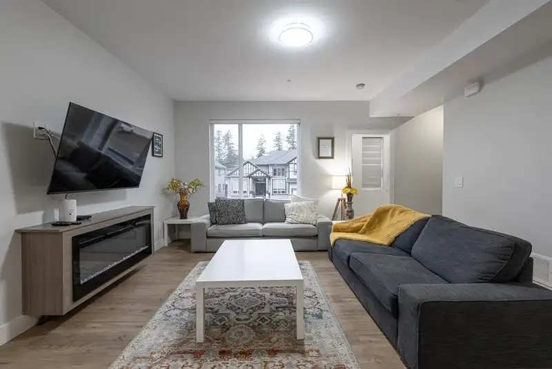 2576 JANZEN STREET - photo 4 of 24