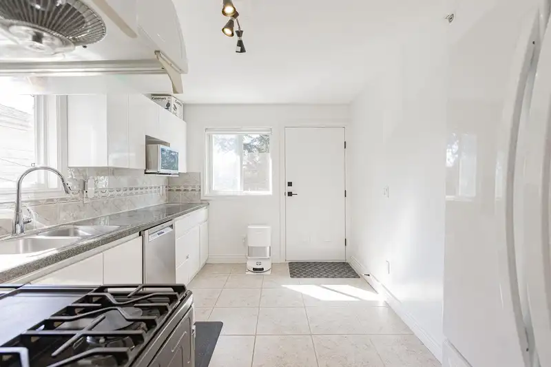 3529 GLADSTONE STREET - photo 4 of 23