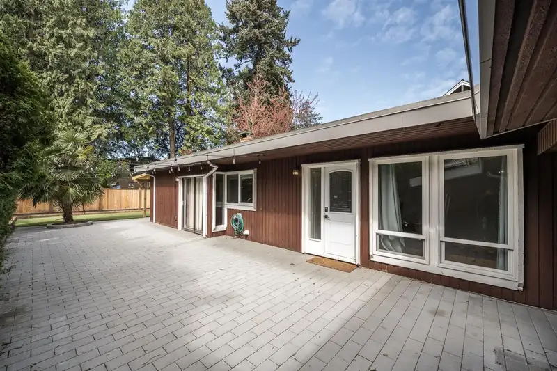 1555 ENDERBY AVENUE - photo 4 of 29