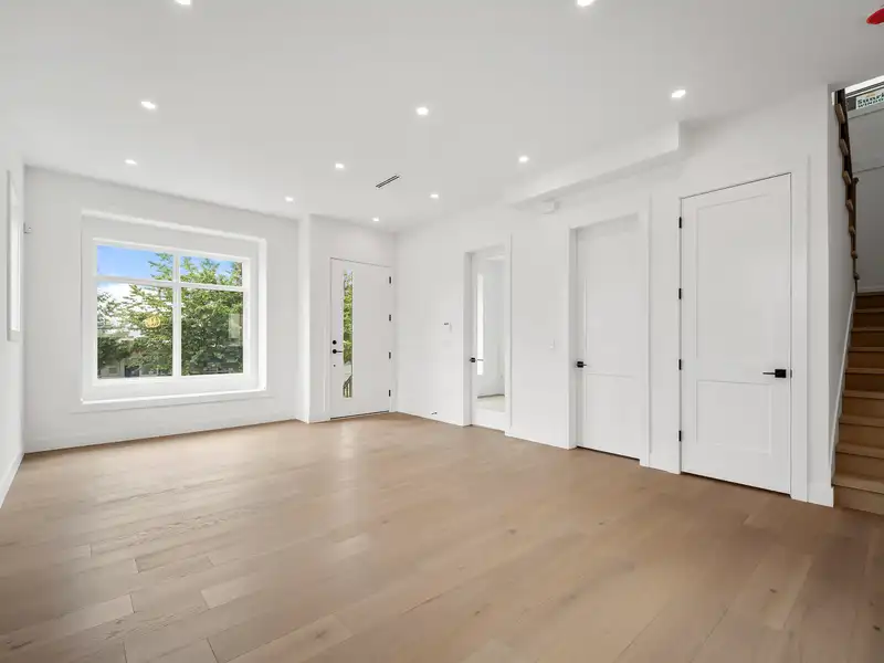 1 6885 AUBREY STREET - photo 2 of 32