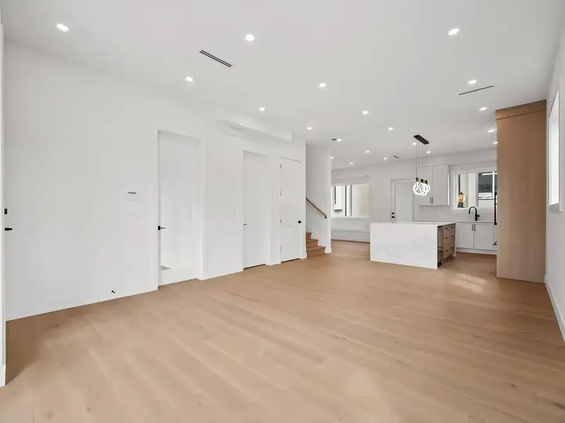 1 6885 AUBREY STREET - photo 3 of 32
