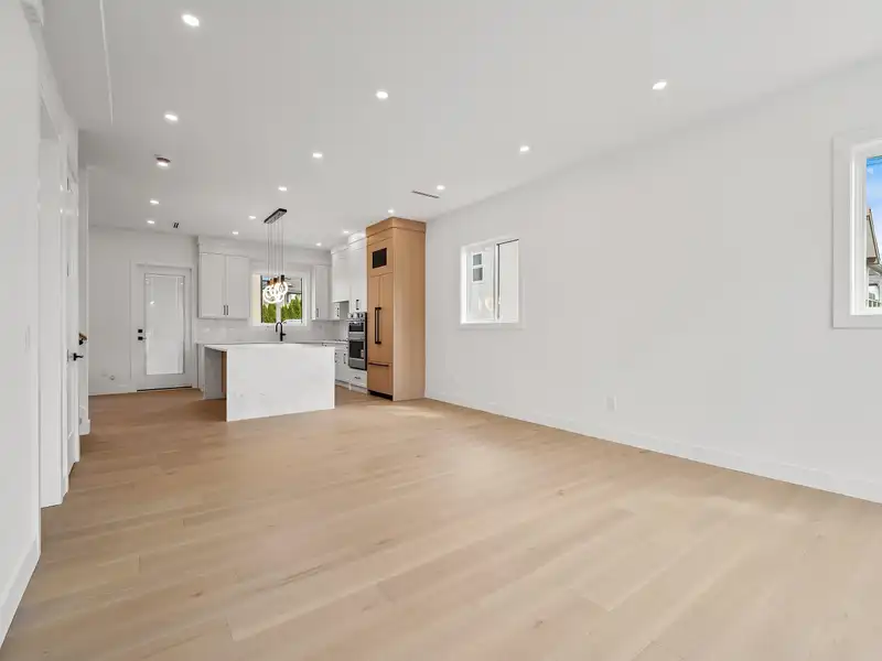1 6885 AUBREY STREET - photo 4 of 32