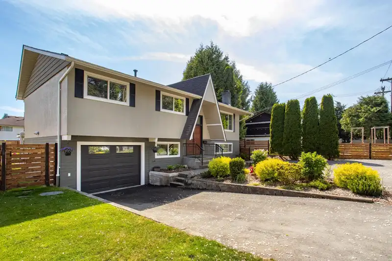 5240 SPROTT STREET - photo 2 of 40
