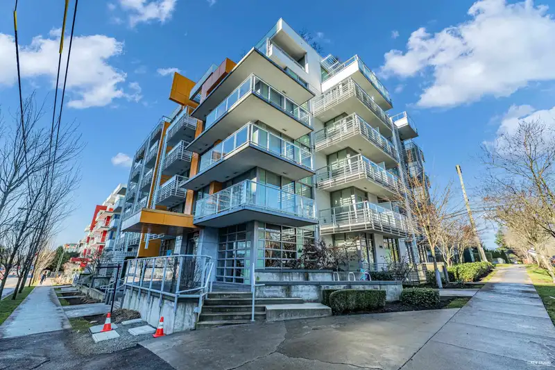 406 655 W 41ST AVENUE - photo 1 of 1