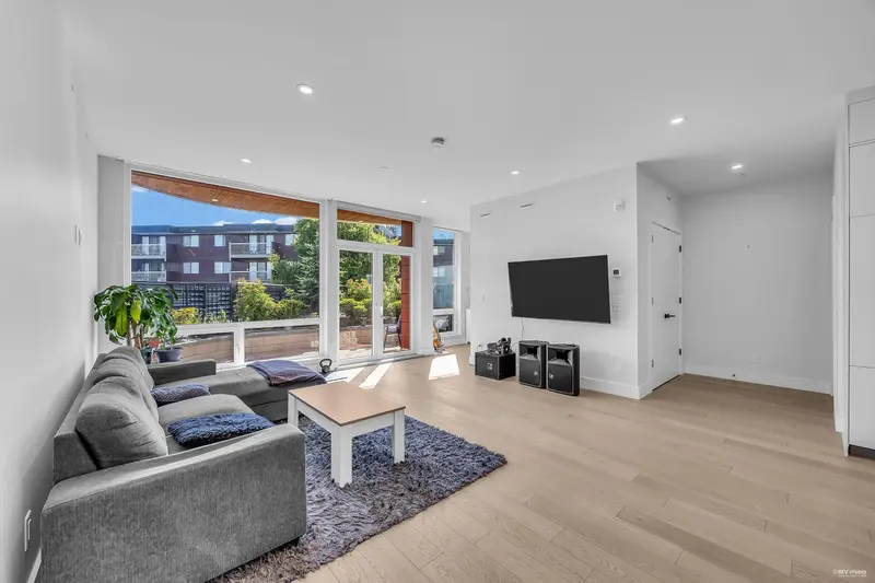 105 20416 PARK AVENUE - photo 2 of 25