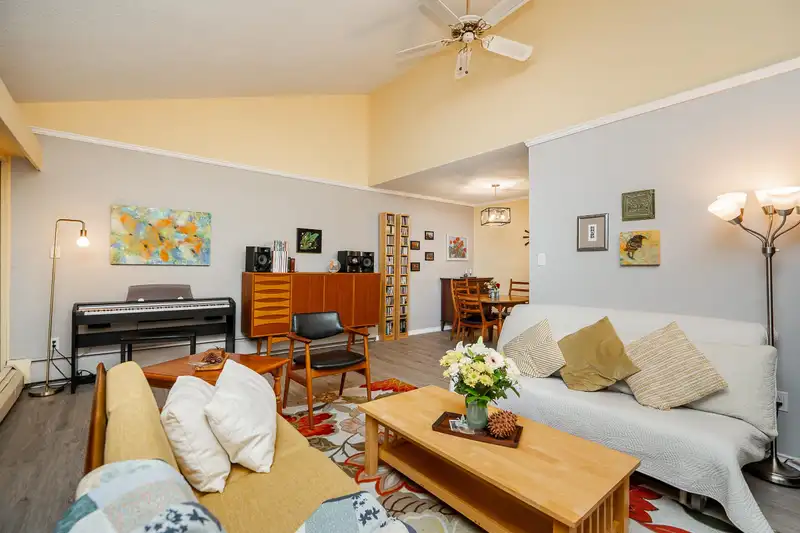 305 720 EIGHTH AVENUE - photo 3 of 40