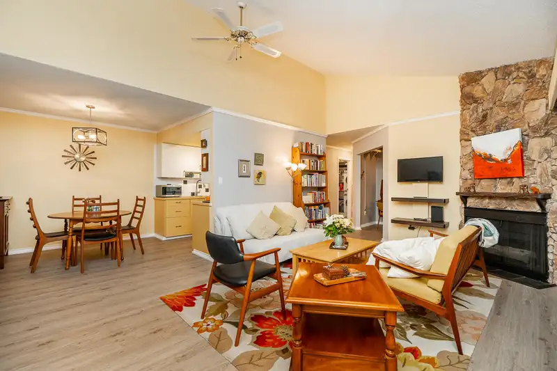 305 720 EIGHTH AVENUE - photo 4 of 40