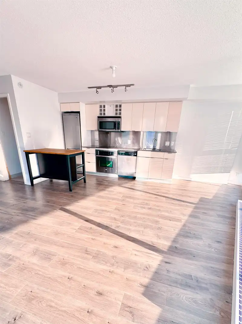 2309 233 ROBSON STREET - photo 4 of 9