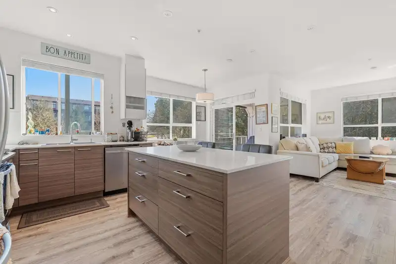 410 16388 64 AVENUE - photo 1 of 35
