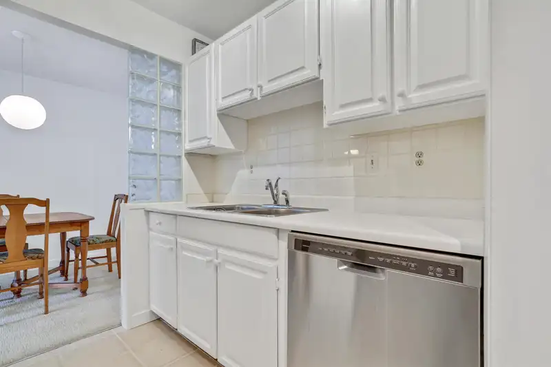 607 1405 W 15TH AVENUE - photo 3 of 26
