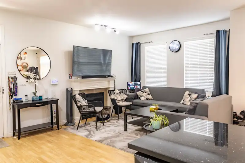 3 18055 70 AVENUE - photo 2 of 17