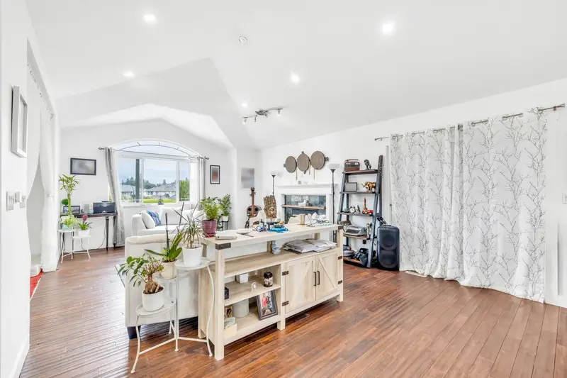 20558 122 AVENUE - photo 4 of 25