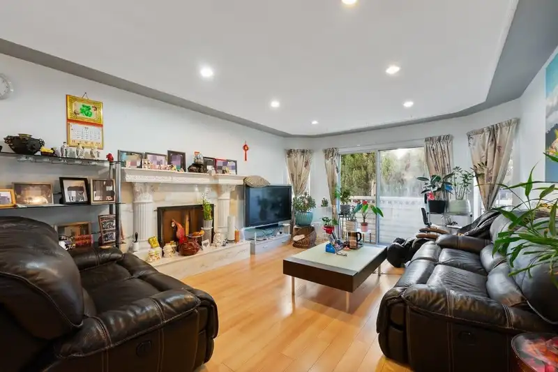 2663 E 41ST AVENUE - photo 2 of 18