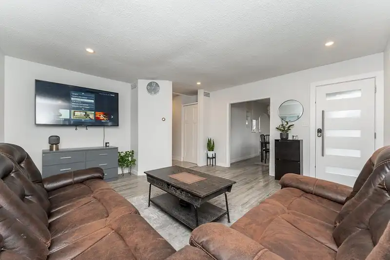 20333 WANSTEAD STREET - photo 2 of 29