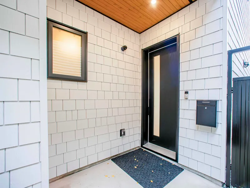 2 2785 W 21 AVENUE - photo 2 of 25