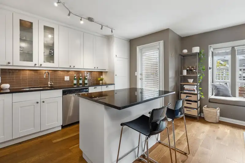 112 225 E 6TH STREET - photo 1 of 40