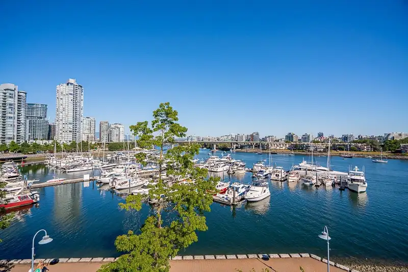 319 1228 MARINASIDE CRESCENT - photo 3 of 34