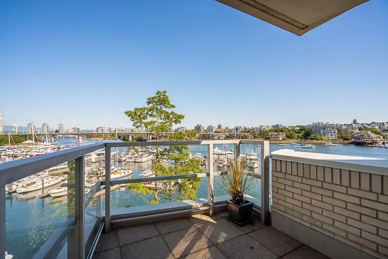 319 1228 MARINASIDE CRESCENT - photo 4 of 34