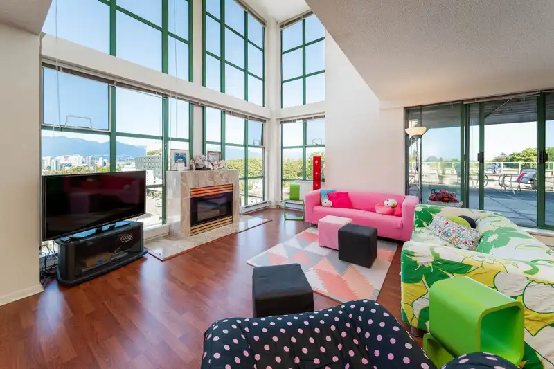 804 518 W 14TH AVENUE - photo 1 of 40