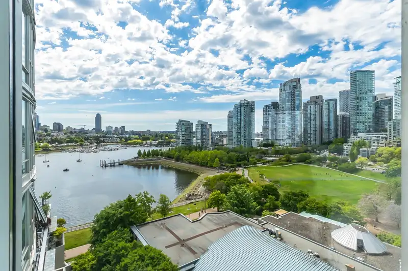 1605 1383 MARINASIDE CRESCENT - photo 2 of 33