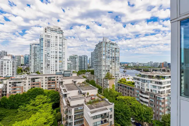 1605 1383 MARINASIDE CRESCENT - photo 3 of 33