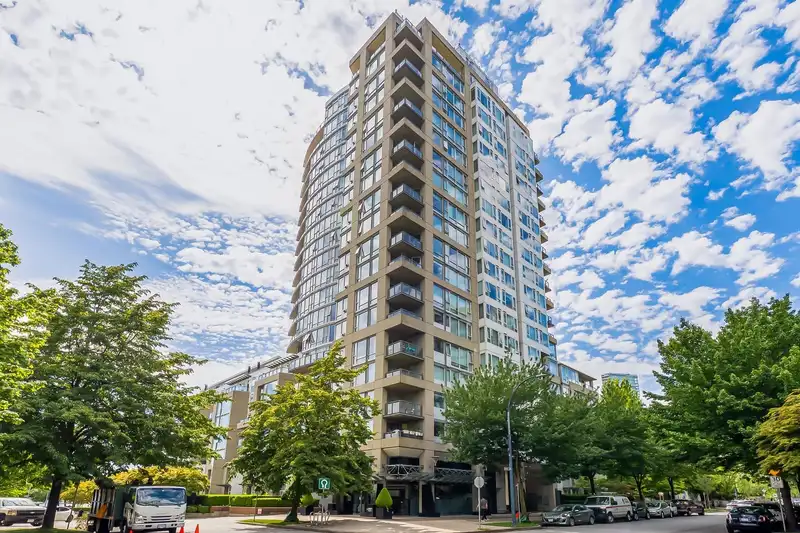 1605 1383 MARINASIDE CRESCENT - photo 4 of 33