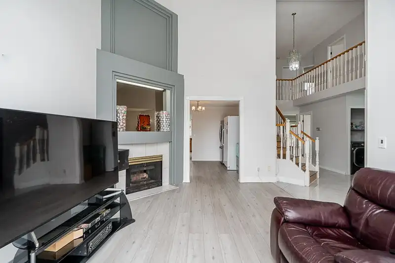 16089 80 AVENUE - photo 4 of 37