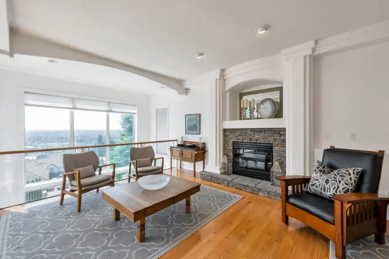 2582 ZURICH DRIVE - photo 3 of 40
