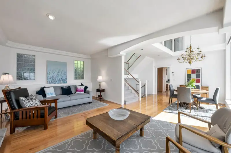 2582 ZURICH DRIVE - photo 4 of 40