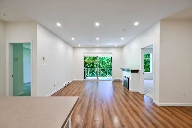 213 33318 E BOURQUIN CRESCENT - photo 4 of 38