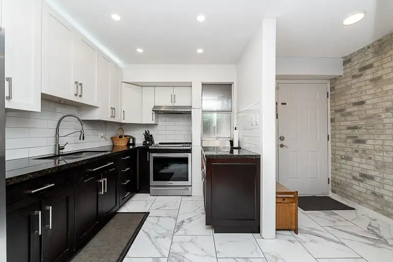 35 13795 102 AVENUE - photo 1 of 38