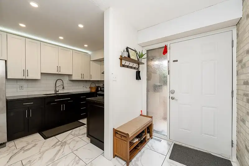 35 13795 102 AVENUE - photo 4 of 38
