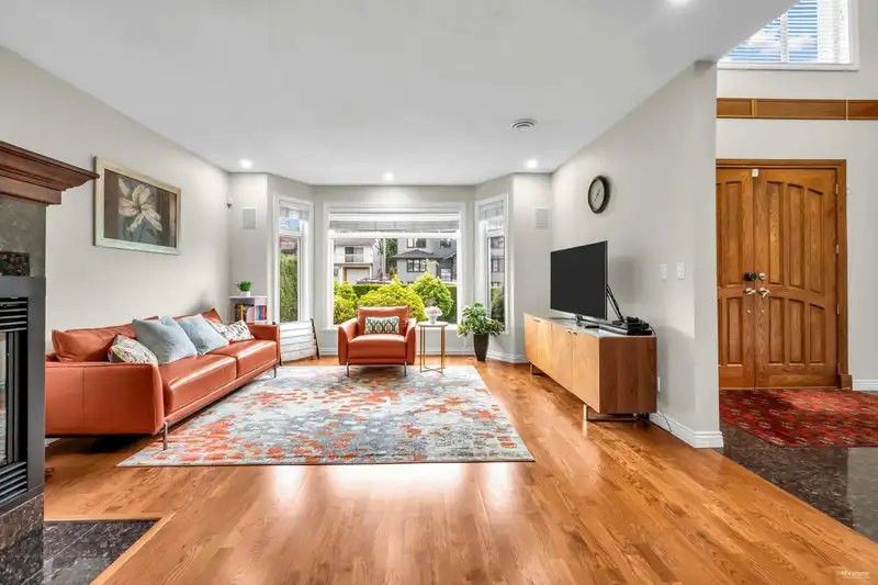 6094 MALVERN AVENUE - photo 4 of 40