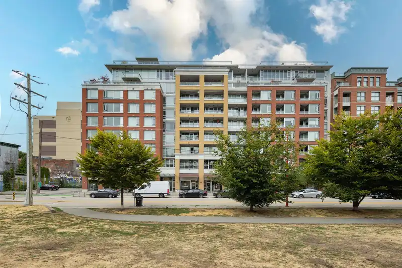 309 221 UNION STREET - photo 1 of 26