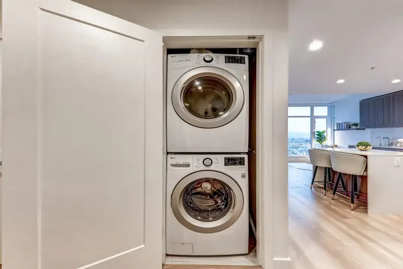 2806 2311 BETA AVENUE - photo 3 of 37