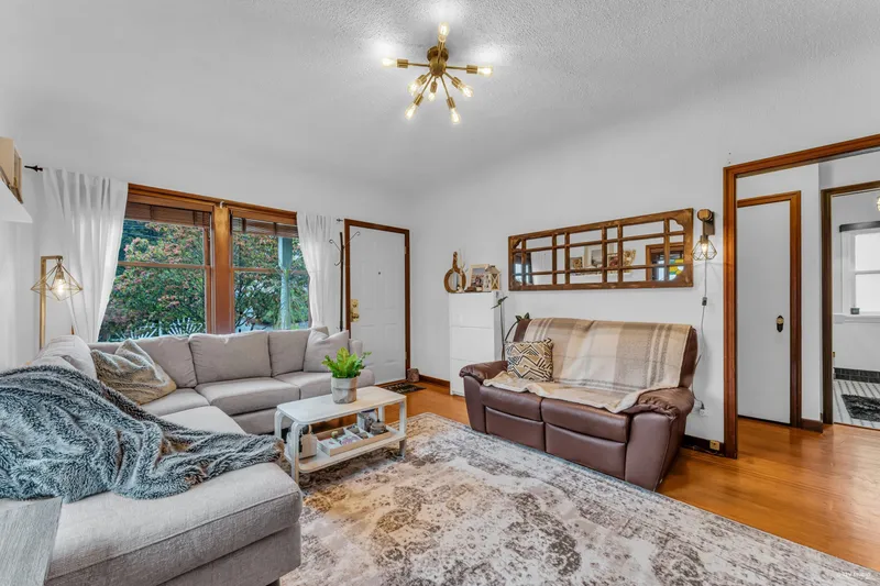 820 THIRD AVENUE - photo 2 of 25