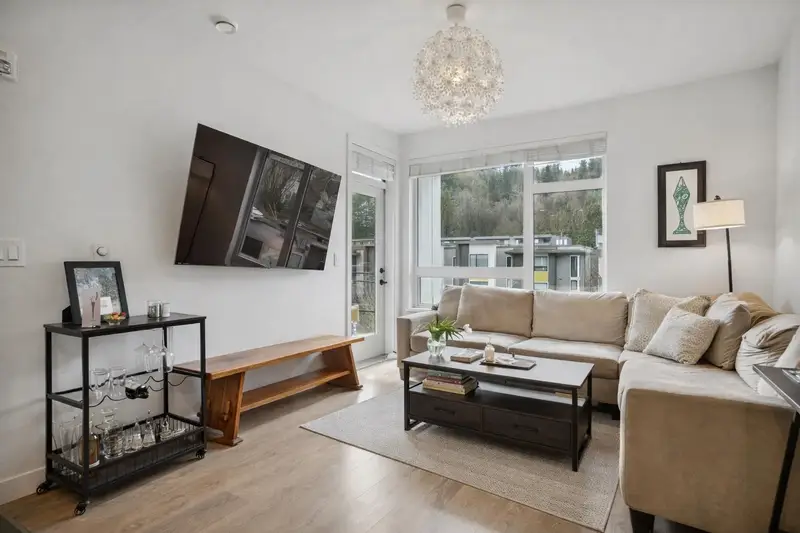 310 3018 ST GEORGE STREET - photo 2 of 24