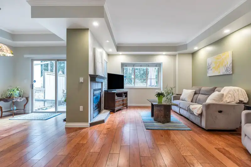 30 3387 KING GEORGE BOULEVARD - photo 3 of 37