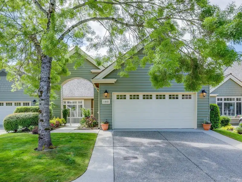 102 6505 3 AVENUE - photo 1 of 40