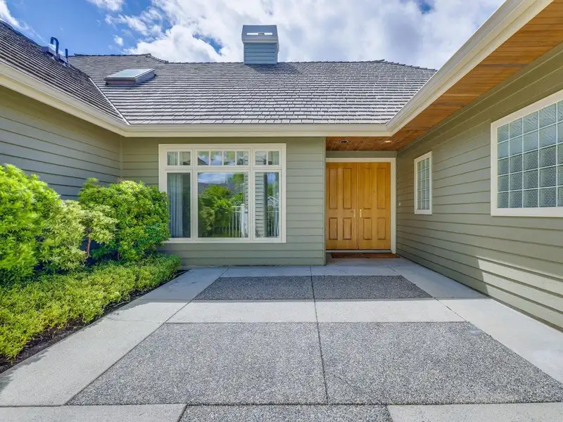 102 6505 3 AVENUE - photo 3 of 40
