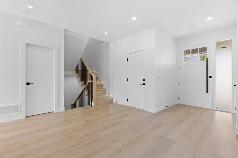 A 7531 DUNSMUIR STREET - photo 4 of 39