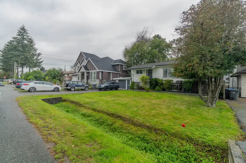 13131 110 AVENUE - photo 1 of 30