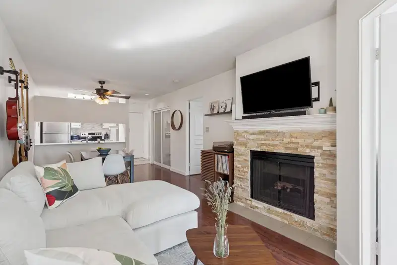 303 189 E 16TH AVENUE - photo 3 of 21